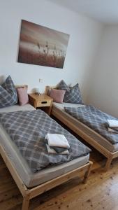 2 Betten nebeneinander in einem Zimmer in der Unterkunft Ferienwohnung BeLu in Velden am Wörthersee