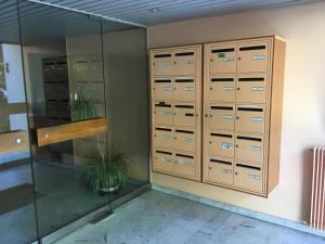 a locker room with lockers and a glass wall at Studio du château in Vaux-le-Pénil