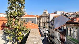 Una vista aérea de una calle de la ciudad con edificios. en Casa dos Lóios by Shiadu, en Oporto 37 fotos más
