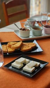 un plato de queso y galletas saladas en una mesa en Семеен Хотел Бачково, en Bachkovo