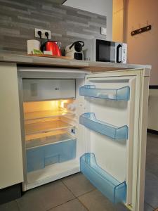 um frigorífico com a sua porta aberta numa cozinha em Le Chatoyant em Melun