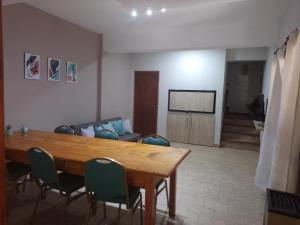 sala de estar con mesa, sillas y sofá en Casa pura vida en General Roca