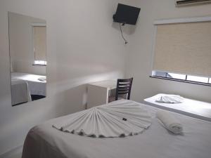 Uma cama ou camas num quarto em Crystal Palace Hotel