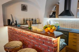een keuken met een bakstenen aanrecht met een fruitschaal erop bij Penzión Familia in Poprad