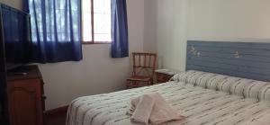 Giường trong phòng chung tại Cabañas del Pilar