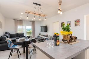 cocina y sala de estar con mesa y sillas en Vila Butoniga Nature, en Buzet