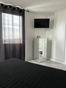 a bedroom with a bed and a flat screen tv at Appart duplex 87m2 près d’Airbus in Toulouse