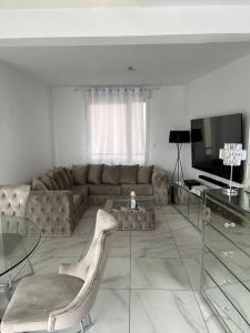 a living room with a couch and a tv at Appart duplex 87m2 près d’Airbus in Toulouse