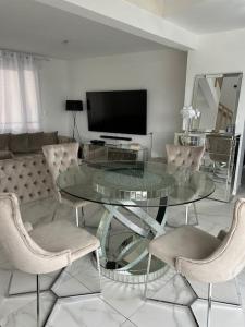 a dining room with a glass table and chairs at Appart duplex 87m2 près d’Airbus in Toulouse