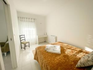 um quarto com uma cama com uma toalha em Casa Marques na Nazaré