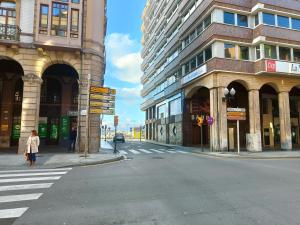 una calle vacía en una ciudad con edificios en El Cielo de Fomento en Gijón