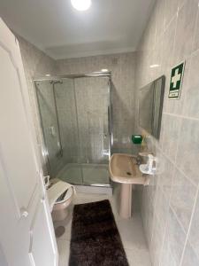 Un baño con ducha, inodoro y lavabo. en Casa Marques, en Nazaré 28 fotos más