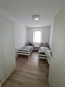 een kamer met 2 bedden en een raam bij Ganze Wohnung TOP Lage in Kempten (Allgäu) in Kempten