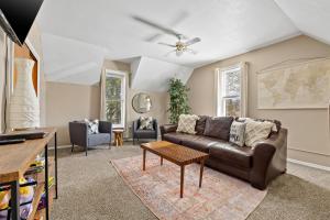 uma sala de estar com um sofá e uma mesa em Spearfish Cottages em Spearfish