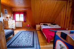 Posteľ alebo postele v izbe v ubytovaní Domek nad Potokiem w górach