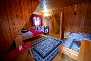 Posteľ alebo postele v izbe v ubytovaní Domek nad Potokiem w górach