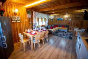 Televízia a/alebo spoločenská miestnosť v ubytovaní Domek nad Potokiem w górach