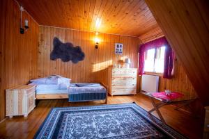 Posteľ alebo postele v izbe v ubytovaní Domek nad Potokiem w górach