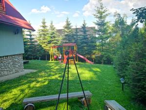 Vonkajšia záhrada v ubytovaní Domek nad Potokiem w górach