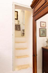 une porte menant à un escalier dans une maison dans l'établissement Masseria Tagliente, à Martina Franca