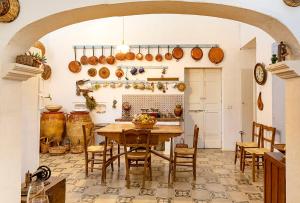 una cocina con una mesa y algunas ollas y sartenes en Masseria Tagliente, en Martina Franca