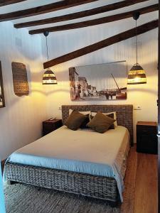 1 dormitorio con 1 cama con 2 almohadas en Coqueta Casita de Pescadores frente al Puerto en Denia