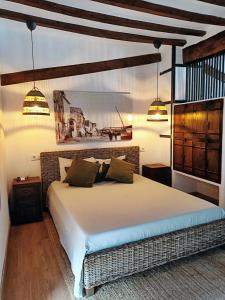 1 dormitorio con 1 cama grande en una habitación en Coqueta Casita de Pescadores frente al Puerto, en Denia