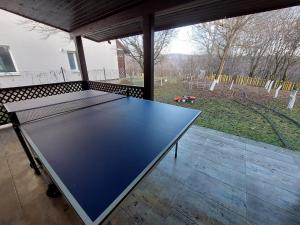 un tavolo da ping pong all'interno di una casa di Casa Vlazilor a Breaza