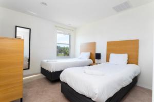 een slaapkamer met 2 bedden en een raam bij 3065 Beautiful comfortable home for your vacation in Kissimmee