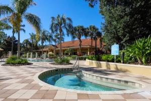 een zwembad midden op een binnenplaats met palmbomen bij 3065 Beautiful comfortable home for your vacation in Kissimmee
