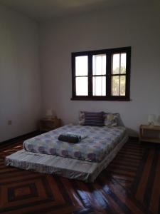 1 dormitorio con 1 cama grande en una habitación en Holiday Homes, en Nazaré