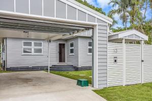 Biały dom z garażem w obiekcie Kiki, 6 mins to Cairns and Airport, pet friendly w mieście Cairns North