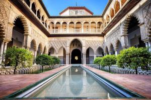 a courtyard of a building with a pool of water at Bonito Apto. Amplio y Luminoso super bien Ubicado in Seville