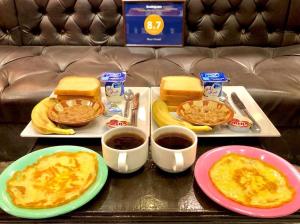 - un plateau de nourriture pour le petit-déjeuner sur une table dans l'établissement Nour Hostel, au Caire