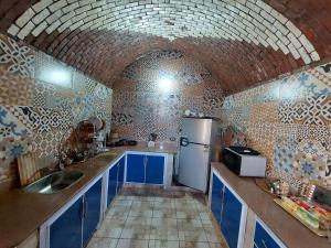 Kitchen o kitchenette sa Mostafa guesthouse