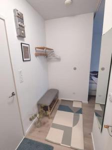 un pasillo con un banco en una habitación en Quiet studio - easy check-in, free parking & wifi, en Rovaniemi
