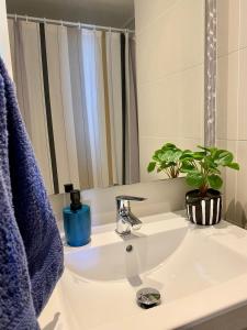 y baño con lavabo blanco y espejo. en Costa de Montemar en Concón