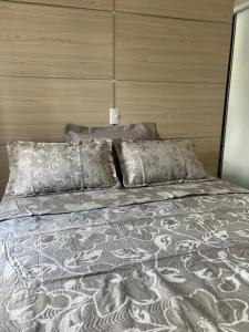 una cama con almohadas en Apartamento no centro de Curitiba,bem localizado e confortável, en Curitiba