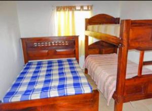 a bedroom with two bunk beds and a window at Hospedaje Mérida in San Rafael