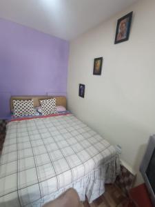 a bedroom with a bed in a room at Hotel tanta Wasi in Quito