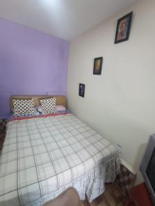 1 dormitorio con 1 cama en una habitación en Hotel tanta Wasi, en Quito