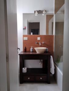 y baño con lavabo y espejo. en URIBURU en Tandil