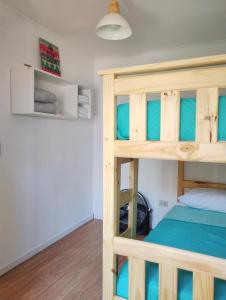 1 dormitorio con 1 litera con sábanas azules en URIBURU en Tandil