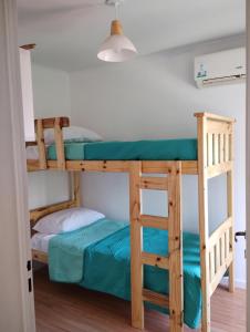 Una cama o camas cuchetas en una habitación  de URIBURU