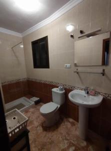 ein Bad mit einem WC und einem Waschbecken in der Unterkunft Casa Blanca w sercu Andaluzji / Finca / Village House in Montecorto