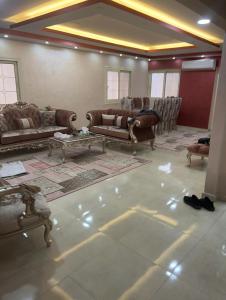 un grand salon avec des canapés et une table dans l'établissement القاهره, au Caire
