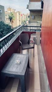 - un balcon avec deux tables et une chaise dans un bâtiment dans l'établissement القاهره, au Caire
