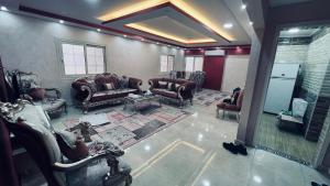 - un salon avec des canapés et des chaises dans l'établissement القاهره, au Caire