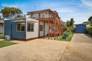 una casa en construcción con madera en Sea to Sunset View en Ventnor