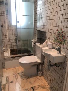 a bathroom with a toilet and a sink at Plein coeur de Monaco, à 300 mètres à pied du port de Monaco, 4 pièces dans des escaliers vue mer in Monte Carlo